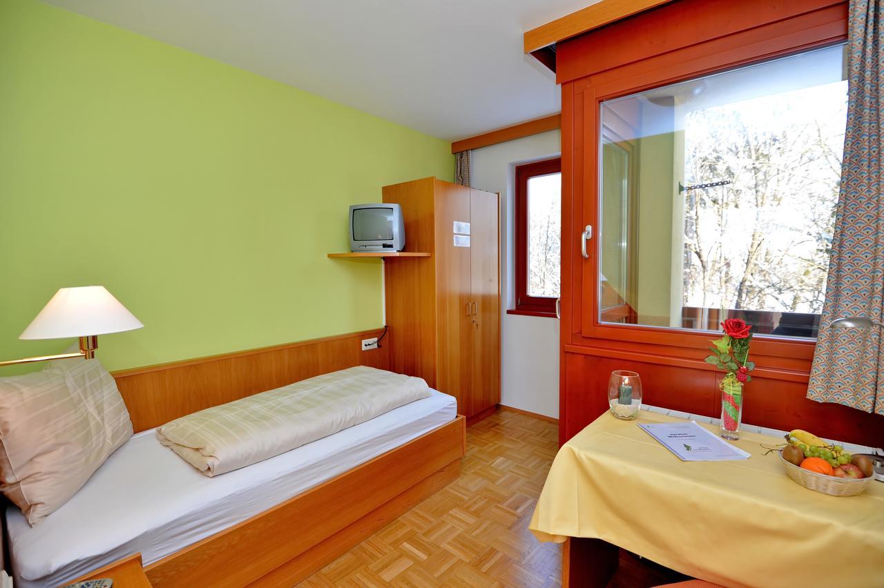 Bildungshaus Schloss Krastowitz Hotel Klagenfurt am Woerthersee Buitenkant foto